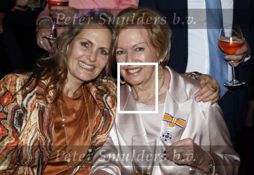 Breukelen 12 februari 2024
Ria Valk viert haar 65 jarig artiesten jubileum en krijgt een koninklijk onderscheiding van de burgemeester van de Ronde Venen. Ria Valk met haar dochter Monique