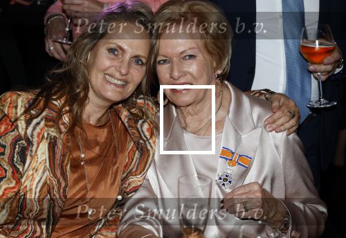 Breukelen 12 februari 2024
Ria Valk viert haar 65 jarig artiesten jubileum en krijgt een koninklijk onderscheiding van de burgemeester van de Ronde Venen. Ria Valk met haar dochter Monique