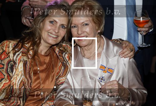 Breukelen 12 februari 2024
Ria Valk viert haar 65 jarig artiesten jubileum en krijgt een koninklijk onderscheiding van de burgemeester van de Ronde Venen. Ria Valk met haar dochter Monique
