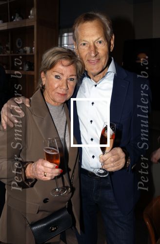 Breukelen 12 februari 2024
Ria Valk viert haar 65 jarig artiesten jubileum en krijgt een koninklijk onderscheiding van de burgemeester van de Ronde Venen. Riny v d Lee met partner