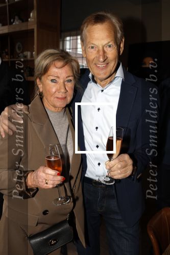 Breukelen 12 februari 2024
Ria Valk viert haar 65 jarig artiesten jubileum en krijgt een koninklijk onderscheiding van de burgemeester van de Ronde Venen. Riny v d Lee met partner