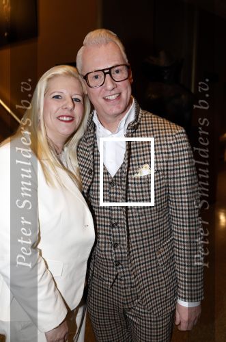 Amstelveen 29 januari 2024
Premiere Kraaij en Kroon van Soy Kroon en Johnny Kraaijkamp in schouwburg in Amstelveen. Rudolf v Veen met vrouw