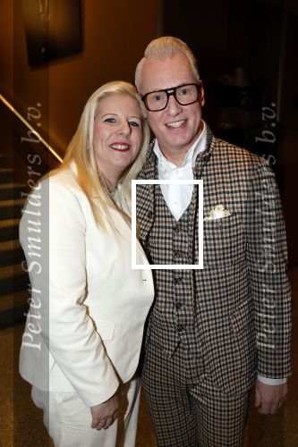 Amstelveen 29 januari 2024
Premiere Kraaij en Kroon van Soy Kroon en Johnny Kraaijkamp in schouwburg in Amstelveen. Rudolf v Veen met vrouw