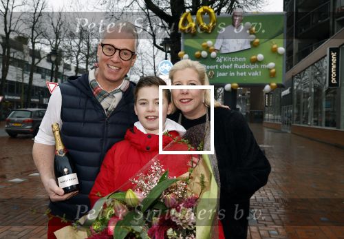 Hilversum 29 februari 2024
Presentatie Billboard van Rudolph v Veen die 40 jaar kok is . Rudolph v Veen met zijn vrouw en zoon