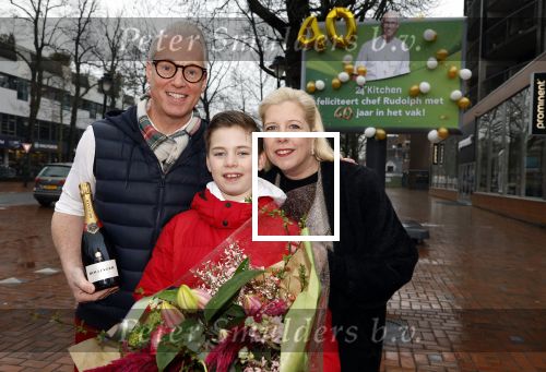 Hilversum 29 februari 2024
Presentatie Billboard van Rudolph v Veen die 40 jaar kok is . Rudolph v Veen met zijn vrouw en zoon