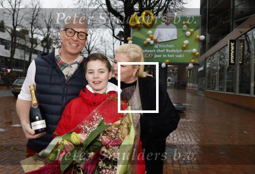 Hilversum 29 februari 2024
Presentatie Billboard van Rudolph v Veen die 40 jaar kok is . Rudolph v Veen met zijn vrouw en zoon