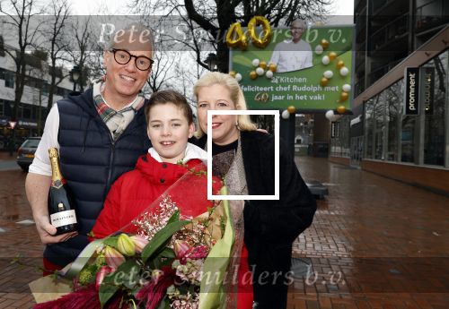 Hilversum 29 februari 2024
Presentatie Billboard van Rudolph v Veen die 40 jaar kok is . Rudolph v Veen met zijn vrouw en zoon