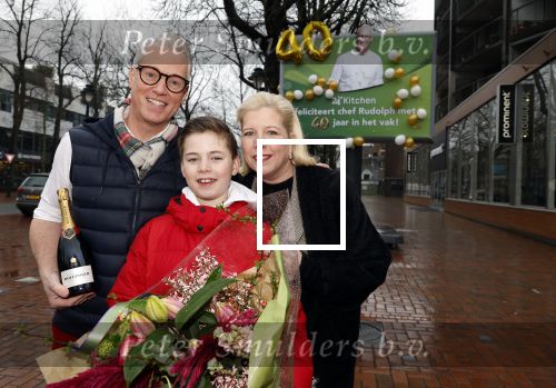 Hilversum 29 februari 2024
Presentatie Billboard van Rudolph v Veen die 40 jaar kok is . Rudolph v Veen met zijn vrouw en zoon