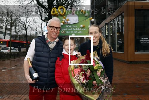 Hilversum 29 februari 2024
Presentatie Billboard van Rudolph v Veen die 40 jaar kok is . Rudolph v Veen met  Kiki Bours van 24 kitchen