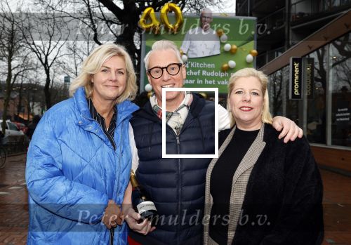 Hilversum 29 februari 2024
Presentatie Billboard van Rudolph v Veen die 40 jaar kok is . Rudolph v Veen met zijn vrouw  en Irene Moors