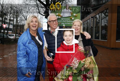 Hilversum 29 februari 2024
Presentatie Billboard van Rudolph v Veen die 40 jaar kok is . Rudolph v Veen met zijn vrouw  zoon en Irene Moors