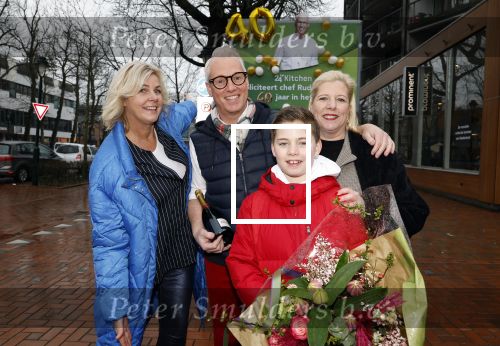 Hilversum 29 februari 2024
Presentatie Billboard van Rudolph v Veen die 40 jaar kok is . Rudolph v Veen met zijn vrouw  zoon en Irene Moors