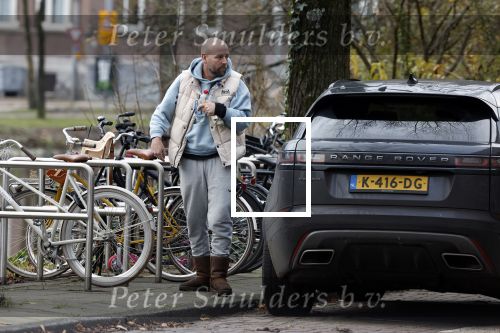 Amsterdam 4 december 2023
Sander Kleinenberg bij benzinepomp en bij zijn huis .