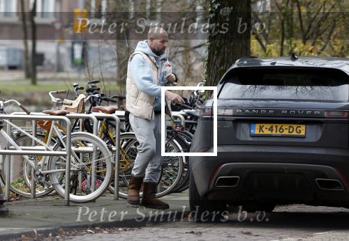 Amsterdam 4 december 2023
Sander Kleinenberg bij benzinepomp en bij zijn huis .