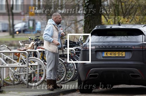 Amsterdam 4 december 2023
Sander Kleinenberg bij benzinepomp en bij zijn huis .