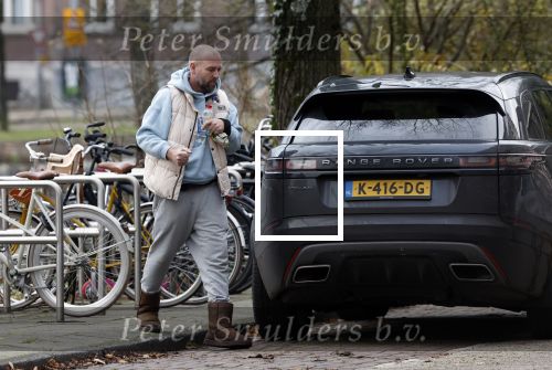 Amsterdam 4 december 2023
Sander Kleinenberg bij benzinepomp en bij zijn huis .