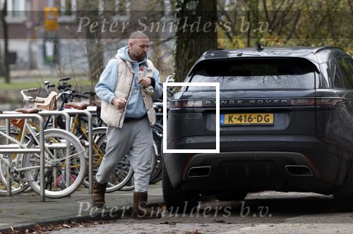 Amsterdam 4 december 2023
Sander Kleinenberg bij benzinepomp en bij zijn huis .
