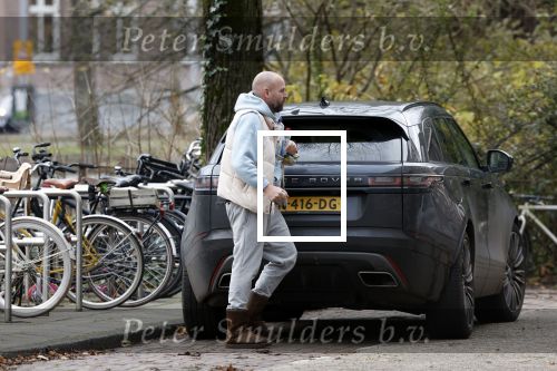 Amsterdam 4 december 2023
Sander Kleinenberg bij benzinepomp en bij zijn huis .