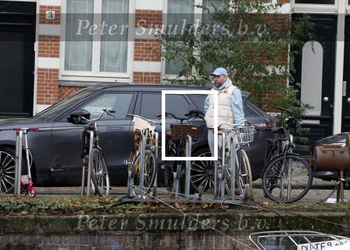 Amsterdam 4 december 2023
Sander Kleinenberg bij benzinepomp en bij zijn huis .