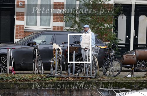 Amsterdam 4 december 2023
Sander Kleinenberg bij benzinepomp en bij zijn huis .