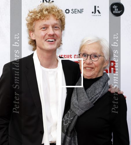 Amsterdam 21 januari 2024
Premiere Jesus Christ Superstar in het DeLaMar theater. Sebas van der Sangen met moeder
