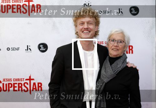 Amsterdam 21 januari 2024
Premiere Jesus Christ Superstar in het DeLaMar theater. Sebas van der Sangen met moeder