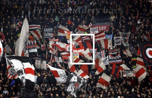 Amsterdam, 3 Februari 2024 AJAX-PSV, eindstand 1-1
Kompetitie Seizoen 2023-2024
Supporters met vlaggen AJAX