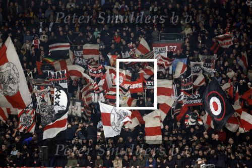 Amsterdam, 3 Februari 2024 AJAX-PSV, eindstand 1-1
Kompetitie Seizoen 2023-2024
Supporters met vlaggen AJAX
