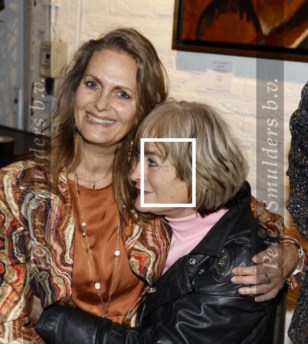 Breukelen 12 februari 2024
Ria Valk viert haar 65 jarig artiesten jubileum en krijgt een koninklijk onderscheiding van de burgemeester van de Ronde Venen. Vivian Boelen met de dochter van Ria Monique