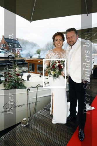Maarssen 24 februari 2024
Wesly Bronkhorst en Raquel trouwen . Ze kwam met boot aanvaren , Dirk Zeelenberg heeft ze getrouwd.