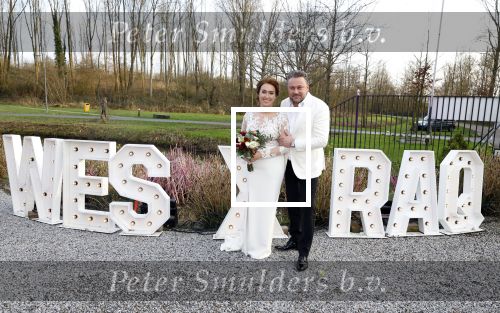 Maarssen 24 februari 2024
Wesly Bronkhorst en Raquel trouwen . Ze kwam met boot aanvaren , Dirk Zeelenberg heeft ze getrouwd.