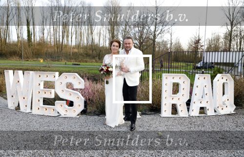 Maarssen 24 februari 2024
Wesly Bronkhorst en Raquel trouwen . Ze kwam met boot aanvaren , Dirk Zeelenberg heeft ze getrouwd.