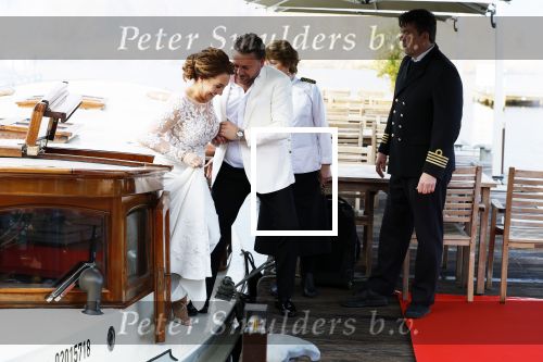 Maarssen 24 februari 2024
Wesly Bronkhorst en Raquel trouwen . Ze kwam met boot aanvaren , Dirk Zeelenberg heeft ze getrouwd.