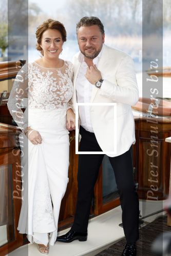 Maarssen 24 februari 2024
Wesly Bronkhorst en Raquel trouwen . Ze kwam met boot aanvaren , Dirk Zeelenberg heeft ze getrouwd.