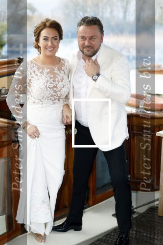 Maarssen 24 februari 2024
Wesly Bronkhorst en Raquel trouwen . Ze kwam met boot aanvaren , Dirk Zeelenberg heeft ze getrouwd.