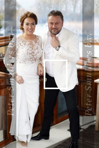 Maarssen 24 februari 2024
Wesly Bronkhorst en Raquel trouwen . Ze kwam met boot aanvaren , Dirk Zeelenberg heeft ze getrouwd.