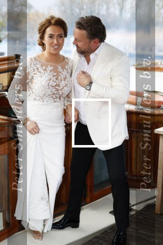 Maarssen 24 februari 2024
Wesly Bronkhorst en Raquel trouwen . Ze kwam met boot aanvaren , Dirk Zeelenberg heeft ze getrouwd.
