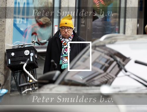 Amsterdam 9 fgebruari 2024
Youp v t Hek doet boodschappen bij AH en bellend op straat in het centrum van Amsterdam.