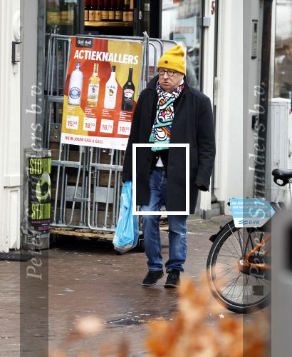Amsterdam 9 fgebruari 2024
Youp v t Hek doet boodschappen bij AH en bellend op straat in het centrum van Amsterdam.