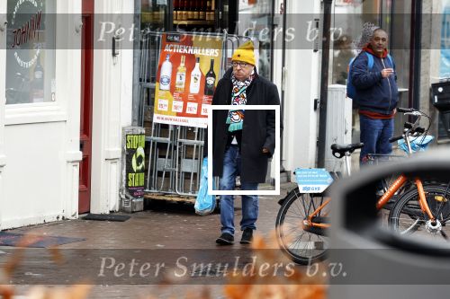 Amsterdam 9 fgebruari 2024
Youp v t Hek doet boodschappen bij AH en bellend op straat in het centrum van Amsterdam.