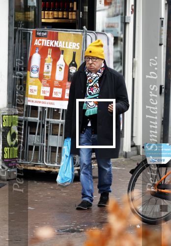 Amsterdam 9 fgebruari 2024
Youp v t Hek doet boodschappen bij AH en bellend op straat in het centrum van Amsterdam.