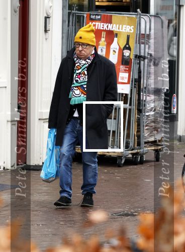 Amsterdam 9 fgebruari 2024
Youp v t Hek doet boodschappen bij AH en bellend op straat in het centrum van Amsterdam.
