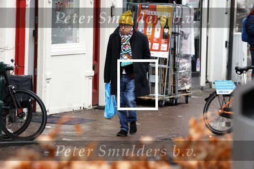 Amsterdam 9 fgebruari 2024
Youp v t Hek doet boodschappen bij AH en bellend op straat in het centrum van Amsterdam.