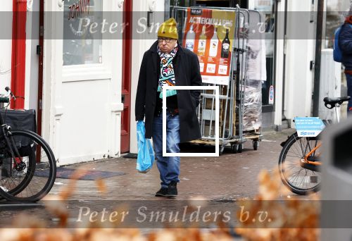 Amsterdam 9 fgebruari 2024
Youp v t Hek doet boodschappen bij AH en bellend op straat in het centrum van Amsterdam.