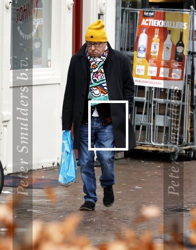 Amsterdam 9 fgebruari 2024
Youp v t Hek doet boodschappen bij AH en bellend op straat in het centrum van Amsterdam.