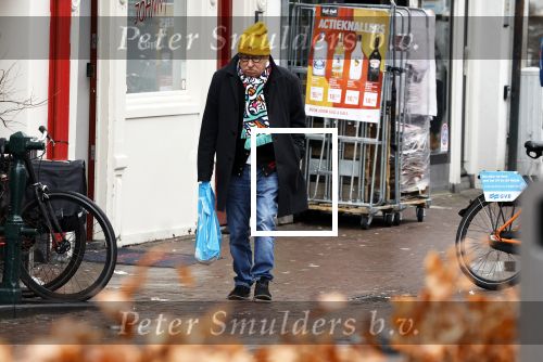 Amsterdam 9 fgebruari 2024
Youp v t Hek doet boodschappen bij AH en bellend op straat in het centrum van Amsterdam.