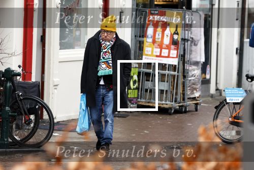 Amsterdam 9 fgebruari 2024
Youp v t Hek doet boodschappen bij AH en bellend op straat in het centrum van Amsterdam.