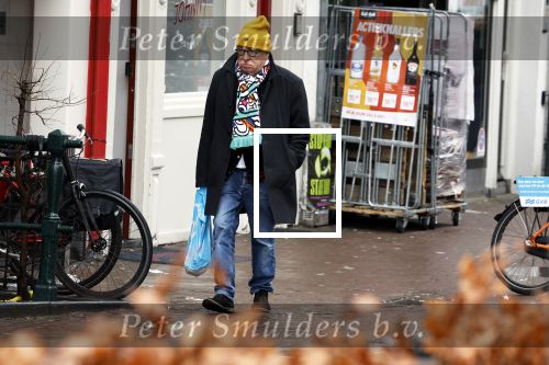 Amsterdam 9 fgebruari 2024
Youp v t Hek doet boodschappen bij AH en bellend op straat in het centrum van Amsterdam.