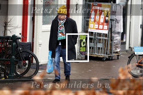 Amsterdam 9 fgebruari 2024
Youp v t Hek doet boodschappen bij AH en bellend op straat in het centrum van Amsterdam.