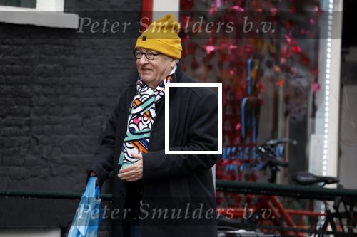 Amsterdam 9 fgebruari 2024
Youp v t Hek doet boodschappen bij AH en bellend op straat in het centrum van Amsterdam.